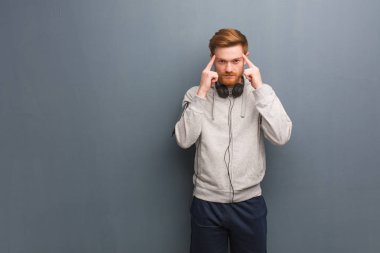 Genç fitness redhead adam bir konsantrasyon jest yapıyor