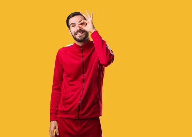 Genç fitness adamı kendine güveniyor Göze iyi bir jest yapıyor