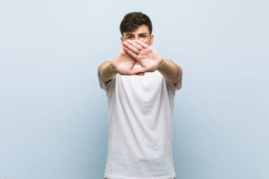 Beyaz tişört giyen genç beyaz adam inkar jesti yapıyor