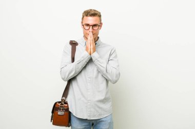 Genç kafkas iş adamı ağız ayakın dua el ele tutuşuyor, kendinden emin hissediyor.