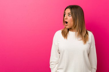 Genç otantik karizmatik gerçek insanlar kadın bir duvara karşı o gördü bir şey nedeniyle şok olmak.