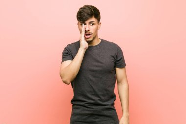 Genç İspanyol rahat adam gizli bir sıcak fren haber söylüyor ve kenara bakıyor