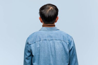 Arkada Genç Çinli adam, geri bakıyor