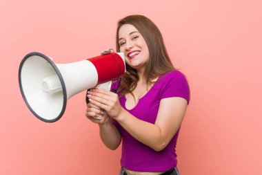 Megafonla konuşan beyaz genç kadın