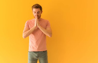 Genç kızıl saçlı adam çok mutlu ve kendinden emin dua