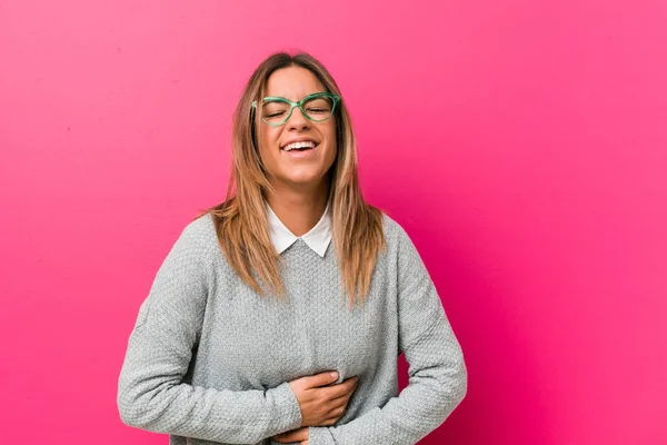 Giovane Autentico Carismatico Persone Reali Donna Contro Muro Ride Felicemente — Foto Stock