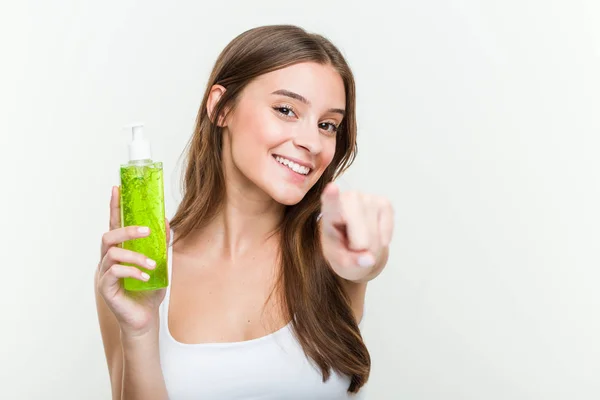 Young Caucasian Woman Holding Aloe Vera Bottle Cheerful Smiles Pointing — Stock Photo, Image