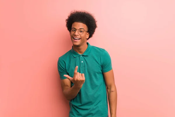 Young African American Man Pink Wall Inviting Come — Stock Photo, Image