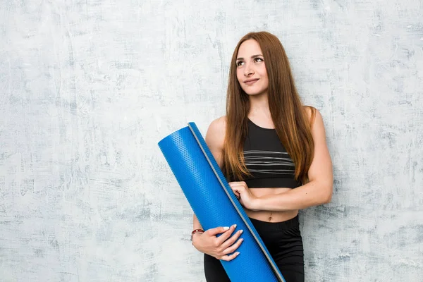 Jonge Blanke Sportvrouw Die Een Mat Glimlacht Vol Vertrouwen Met — Stockfoto