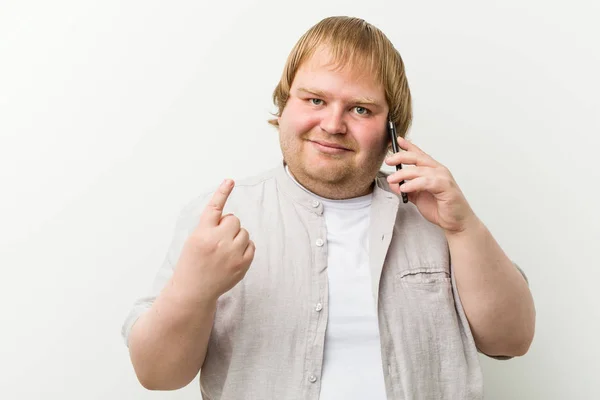 Καυκάσιος Συν Μέγεθος Άνθρωπος Καλώντας Από Τηλέφωνο Δείχνοντας Δάχτυλό Σας — Φωτογραφία Αρχείου