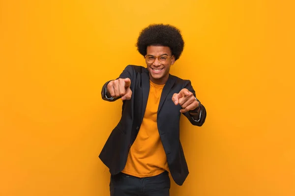 Giovane Uomo Affari Afro Americano Muro Arancione Allegro Sorridente Che — Foto Stock