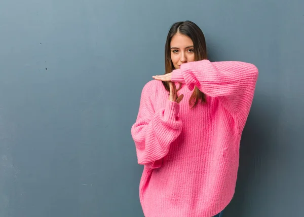 Young Modern Woman Doing Timeout Gesture — Stock Photo, Image