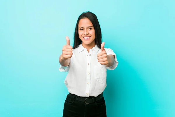 Junge Hispanische Coole Frau Vor Blauer Wand Mit Daumen Hoch — Stockfoto