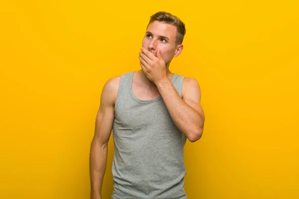 Joven Caucásico Deporte Hombre Reflexivo Mirando Espacio Copia Que Cubre —  Fotos de Stock