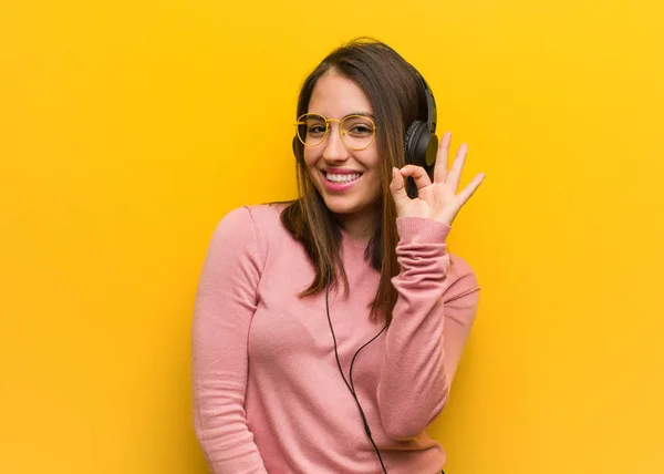 Jovem Mulher Bonito Ouvir Música Alegre Confiante Fazendo Gesto — Fotografia de Stock