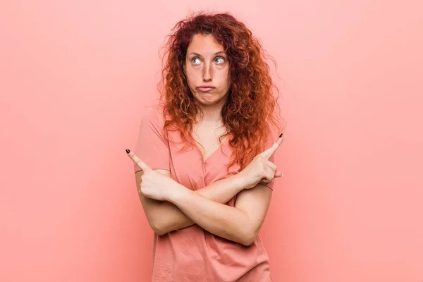 Jovem Mulher Ruiva Natural Autêntica Aponta Lado Está Tentando Escolher — Fotografia de Stock