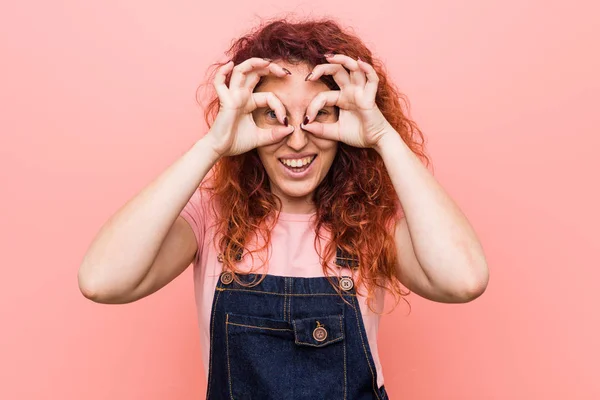若いかわいい生姜の赤毛の女性は 目の上に大丈夫なサインを示すジーンズダンガリーを着て — ストック写真