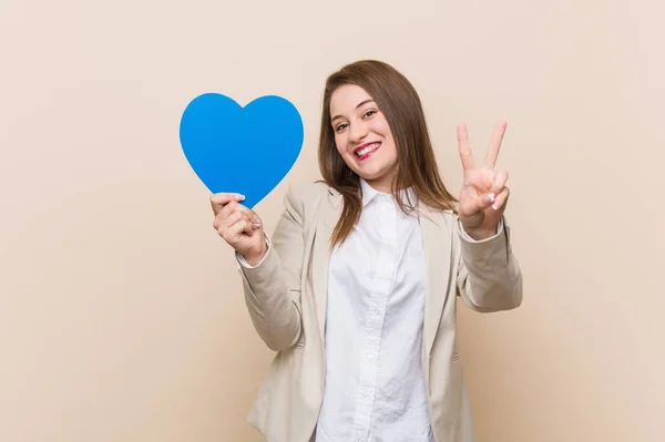 Junge Kaukasische Frau Mit Einem Herz Symbol — Stockfoto
