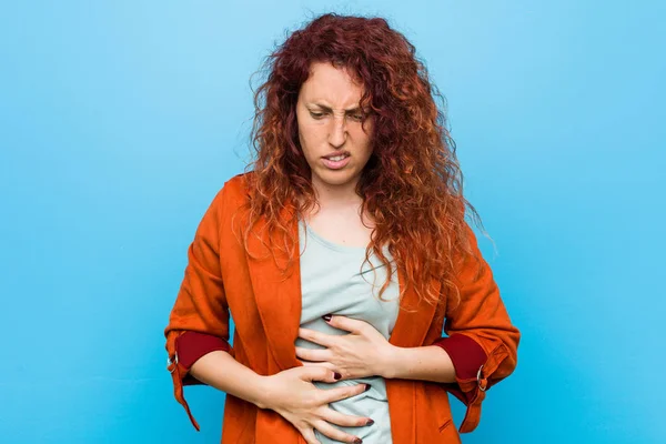 Jonge Roodharige Elegante Vrouw Ziek Lijdt Aan Stomachache Pijnlijke Ziekte — Stockfoto