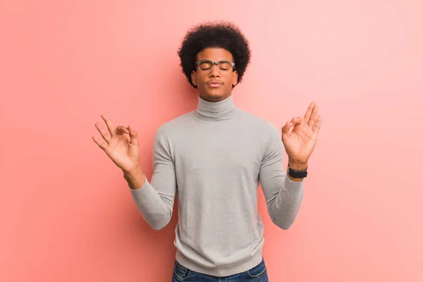 Yoga Yapan Pembe Bir Duvarın Üzerinde Genç Afro Amerikan Adam — Stok fotoğraf