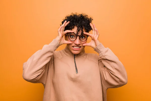 Joven Mujer Afroamericana Mixta Contra Fondo Marrón Manteniendo Los Ojos — Foto de Stock