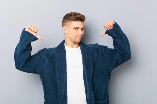 パジャマを着た若い白人男性は誇りと自信を感じ 例を追う — ストック写真