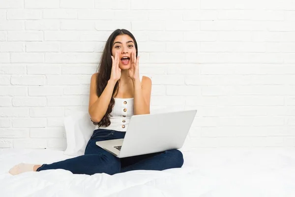 Jonge Arabische Vrouw Werken Met Haar Laptop Het Bed Schreeuwen — Stockfoto