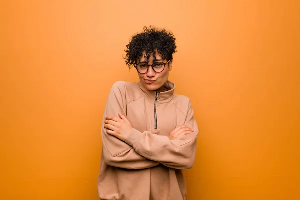 Joven Mujer Afroamericana Mixta Contra Fondo Marrón Infeliz Mirando Cámara — Foto de Stock