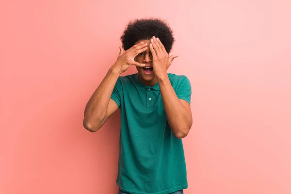 Jovem Afro Americano Sobre Uma Parede Rosa Sente Preocupado Assustado — Fotografia de Stock