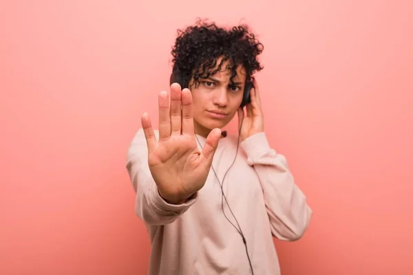 Jonge Afro Amerikaanse Vrouw Luisteren Naar Muziek Staan Met Uitgestrekte — Stockfoto