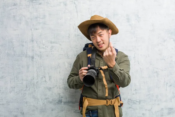 Jovem Chinês Explorador Homem Segurando Uma Câmera Convidando Para Vir — Fotografia de Stock