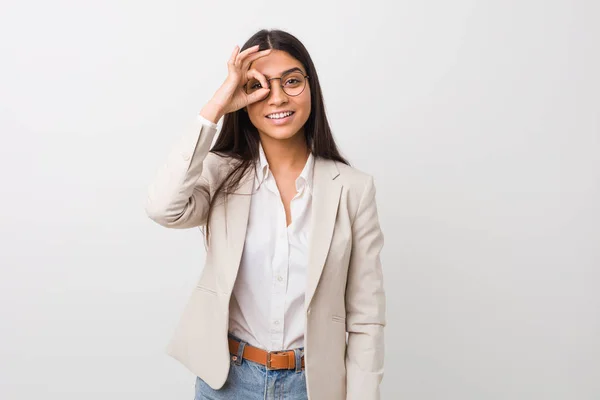 Young Business Arabische Vrouw Geïsoleerd Tegen Een Witte Achtergrond Opgewonden — Stockfoto