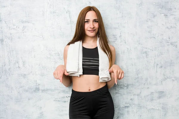 Junge Fitness Frau Zeigt Mit Den Fingern Nach Unten Positives — Stockfoto