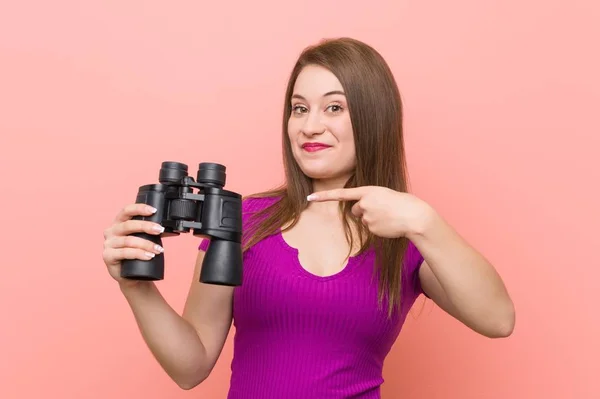 Jeune Femme Caucasienne Regardant Travers Les Jumelles — Photo