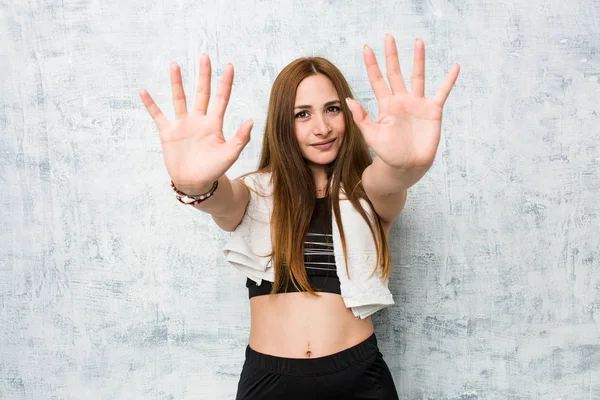 年轻的健身妇女显示数字十与手 — 图库照片