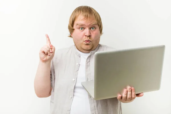 Kaukasier Size Mann Hält Einen Laptop Mit Einer Tollen Idee — Stockfoto