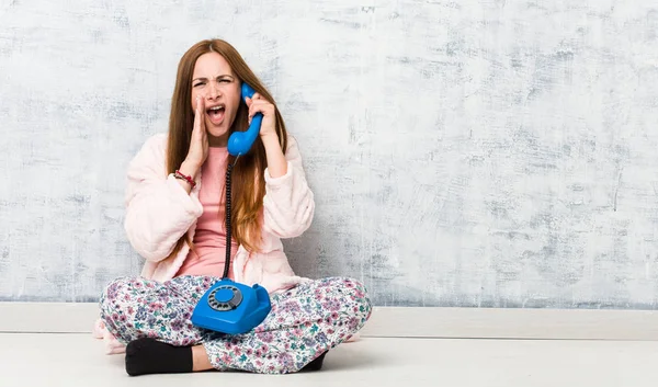 Молодая Белая Женщина Держит Стационарный Телефон Крича Взволнованно Фронт — стоковое фото