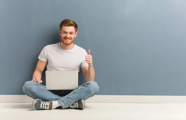 Jonge Redhead Student Man Zittend Vloer Glimlachend Omhoog Duim Omhoog — Stockfoto