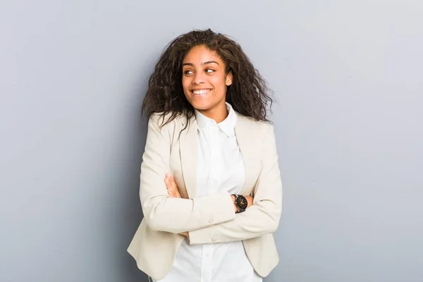 Jonge Afro Amerikaanse Zakenvrouw Lachend Zelfverzekerd Met Gekruiste Armen — Stockfoto