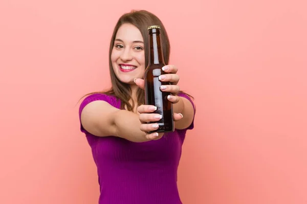 Joven Mujer Caucásica Sosteniendo Una Botella Cerveza — Foto de Stock