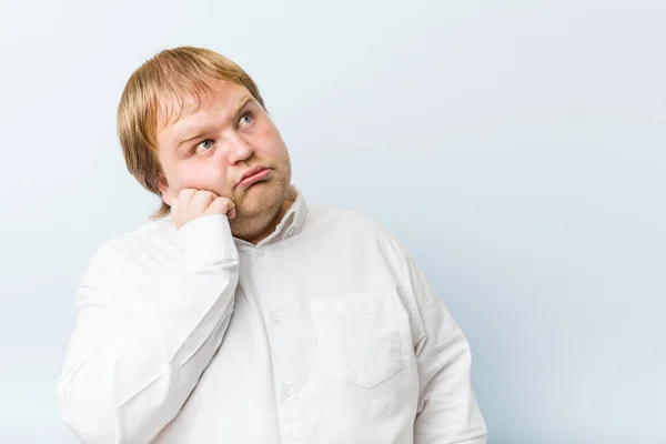 Junger Authentischer Rotschopf Dicker Mann Der Traurig Und Nachdenklich Ist — Stockfoto