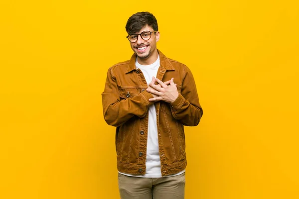 Jovem Hispânico Casual Homem Tem Expressão Amigável Pressionando Palma Peito — Fotografia de Stock