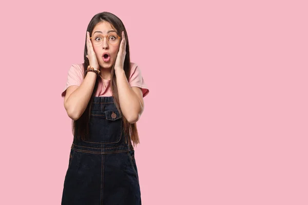 Junge Coole Frau Überrascht Und Schockiert — Stockfoto