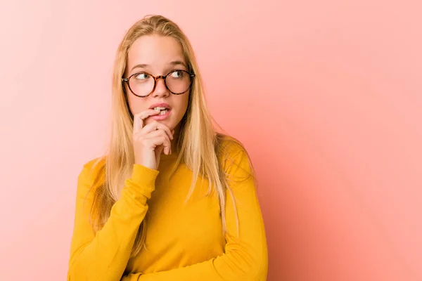 Adorable Adolescente Mujer Relajado Pensando Algo Mirando Espacio Copia —  Fotos de Stock