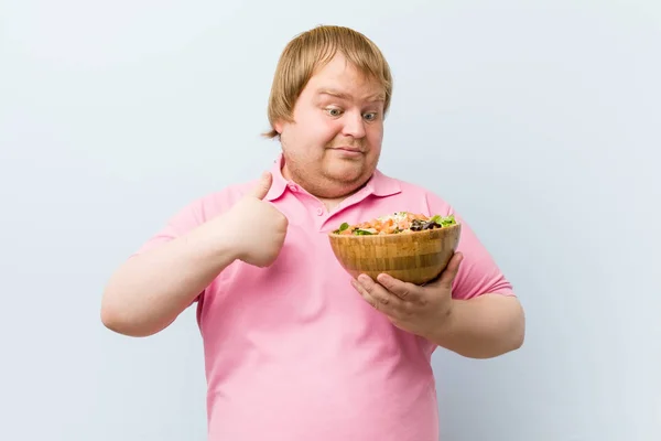 Caucasiano Louco Loiro Gordo Segurando Uma Tigela Salada — Fotografia de Stock