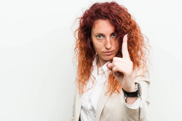 Genç Doğal Kızıl Saçlı Kadını Parmak Ile Bir Numara Gösteren — Stok fotoğraf