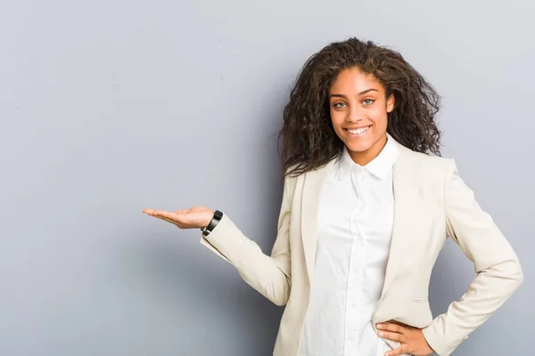 Jonge African American Business Vrouw Toont Een Kopie Ruimte Een — Stockfoto