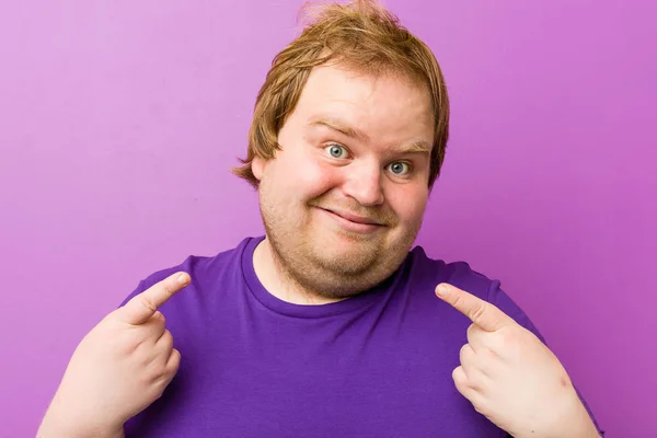 Mladý Pravý Rudej Tlustý Muž Usmívá Ukazoval Prstem Ústa — Stock fotografie