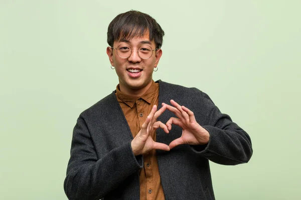 Joven Hombre Chino Con Estilo Ropa Fresca Sobre Fondo Verde — Foto de Stock