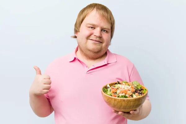 Caucásico Loco Rubio Gordo Hombre Sosteniendo Una Ensaladera — Foto de Stock